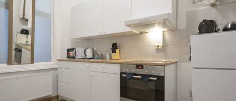 冷蔵庫、電子レンジ、オーブン、コンロ