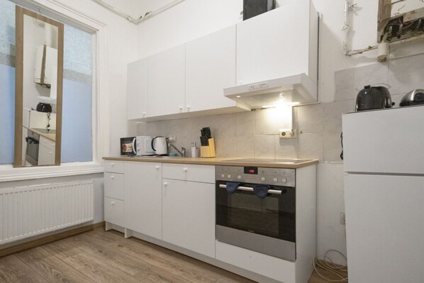 Fridge, microwave, oven, stovetop - Cozy Shared Room for 3P, 6-Min to Lugner City Mall (Vienna)