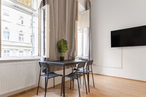 Dining - Cozy Shared Room for 3P, 6-Min to Lugner City Mall (Vienna)