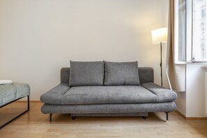 Smart TV - Cozy Shared Room for 3P, 6-Min to Lugner City Mall (Vienna)