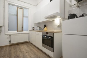 Fridge, microwave, oven, stovetop - Cozy Shared Room for 3P, 6-Min to Lugner City Mall (Vienna)
