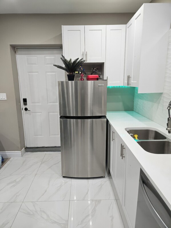 Mikrowelle, Ofen, Herdplatte, Geschirrspüler