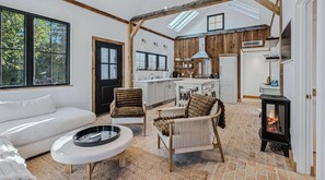 Télévision, cheminée, espaces bureaux