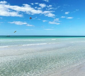 Playa en los alrededores, camastros y toallas de playa 