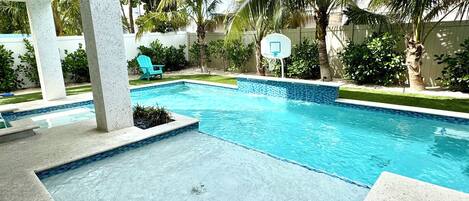 Piscina all'aperto, una piscina riscaldata