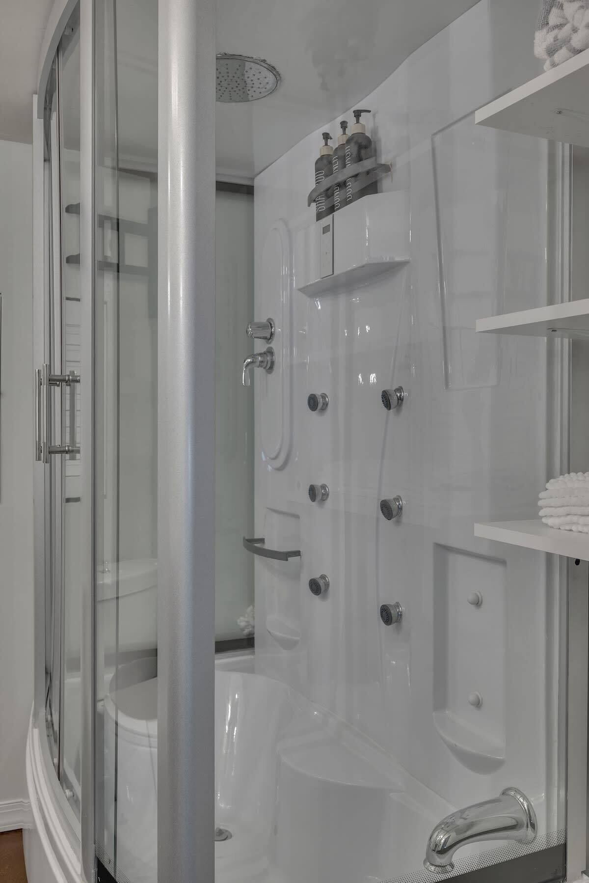 Dusche, Haartrockner, Handtücher, Shampoo