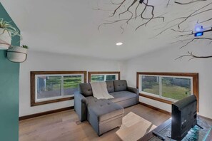 Una Smart TV, una oficina