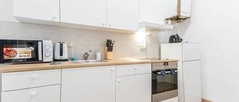 冷蔵庫、電子レンジ、オーブン、コンロ