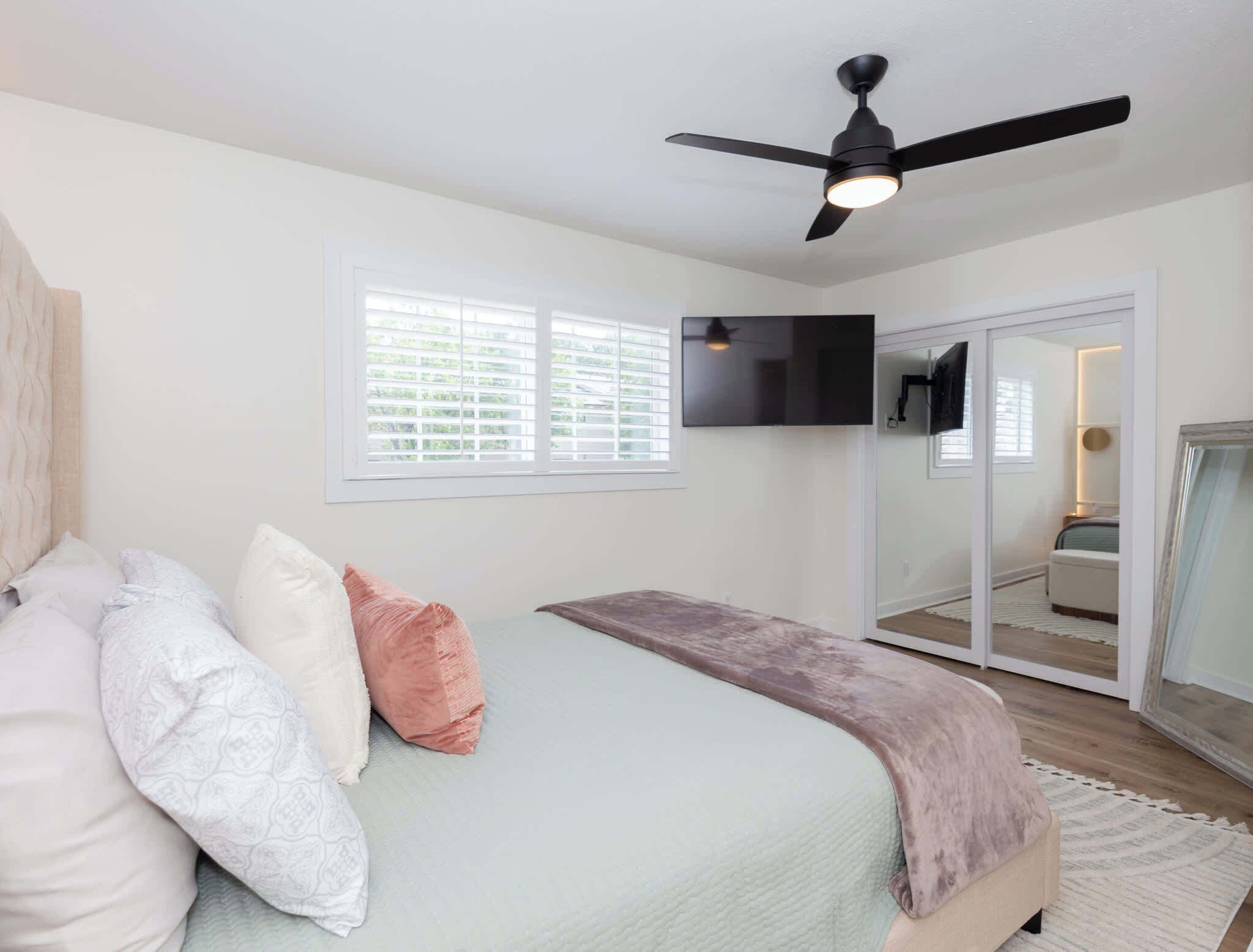 2 bedrooms, desk, iron/ironing board, WiFi