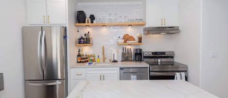 冷蔵庫、電子レンジ、オーブン、コンロ