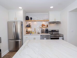 Kühlschrank, Mikrowelle, Ofen, Herdplatte