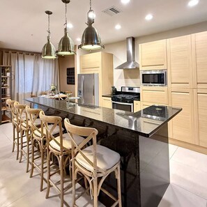 Fridge, microwave, oven, dishwasher - Spacious 4-Suite Villa with Balcony, Magic Village (Kissimmee)