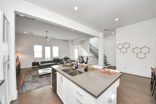 Ideal Downtown Stay for 2026 World Cup Fans – Walk to Team Practices!