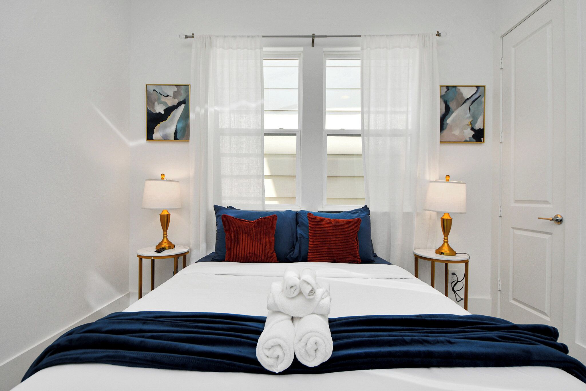 3 habitaciones, tabla de planchar con plancha, wifi y ropa de cama 