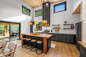 Fridge, microwave, oven, stovetop - Creekside Luxury • 3 Ensuite Bedrooms (Cosby)