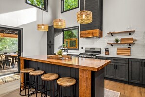 冷蔵庫、電子レンジ、オーブン、コンロ