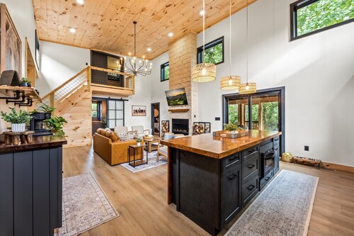 Creekside Luxury • 3 Ensuite Bedrooms