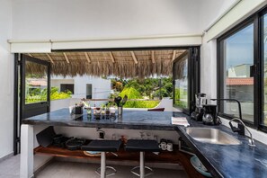 Refrigerador, microondas, parrilla de estufa y cafetera y tetera 