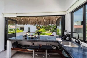 Réfrigérateur, micro-ondes, plaque de cuisson, cafetiÚre/bouilloire