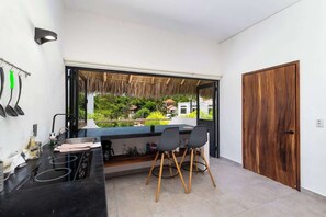 Réfrigérateur, micro-ondes, plaque de cuisson, cafetiÚre/bouilloire