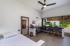 4 bedrooms, iron/ironing board, WiFi, bed sheets