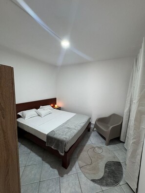 2 bedrooms, iron/ironing board, free WiFi, bed sheets