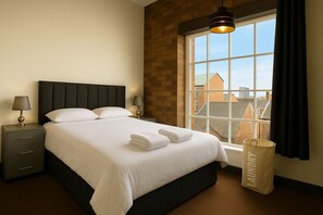 1 habitación, tabla de planchar con plancha, wifi gratis y ropa de cama