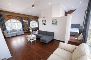 TV - Central Apt, Parking, Walk to Shops, Bars & Trains (Merseyside)