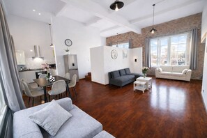 TV - Central Apt, Parking, Walk to Shops, Bars & Trains (Merseyside)