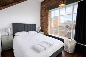 1 bedroom, iron/ironing board, free WiFi, bed sheets - Central Apt, Parking, Walk to Shops, Bars & Trains (Merseyside)