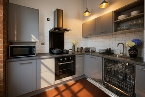 Fridge, microwave, oven, stovetop - Cosy City Apt For 6 - Near Bars, Dining & Train (Merseyside)