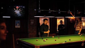 A pool table with balls, a billiard cue, and overhead lighting. - Central Apt Sleeps 8 | Bars, Restaurants & Parking (Merseyside)