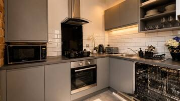 Coffee/tea maker, fridge, microwave, oven