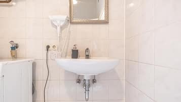 Haartrockner, Handtücher, Seife, Shampoo