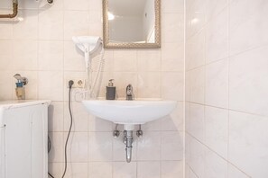 Haartrockner, Handtücher, Seife, Shampoo