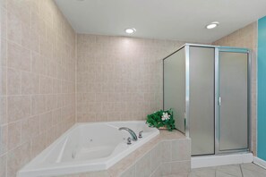 Shower, hair dryer, towels, shampoo - Sunset Pointe 105 (Ocean City)
