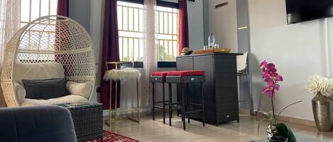 Senior-Suite, Stadtblick | Wohnbereich | 80-Zoll-Smart-TV mit Satellitenempfang, MP3-Dockingstation