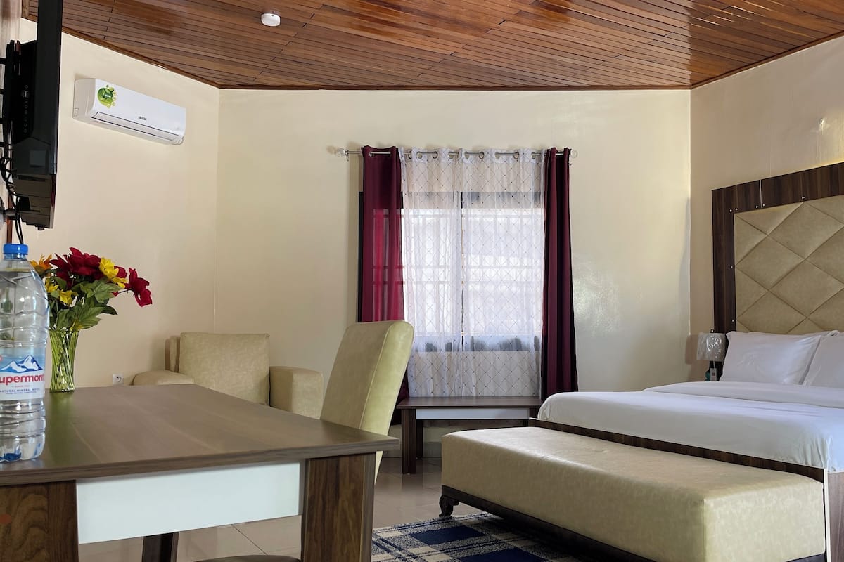 Comfort Bungalow | Premium bedding, memory-foam beds, laptop workspace, blackout curtains