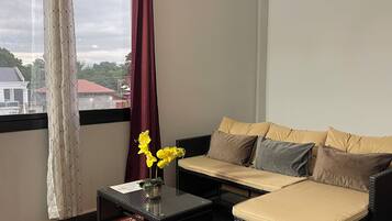 Junior-Suite, Balkon, Stadtblick | Wohnbereich