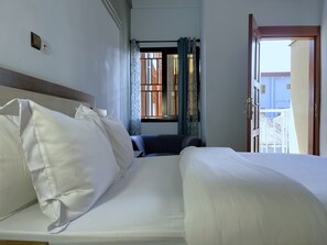 Comfort-Doppelzimmer, Balkon, Stadtblick | Hochwertige Bettwaren, Betten mit Memory-Foam-Matratzen