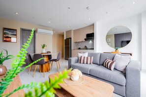 1 bedroom, Internet - w Scenic 1BR w Panoramic City View in Calle 50 (Panama City)