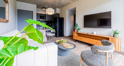 w Modern 2BR w Great Deco in Centriqo