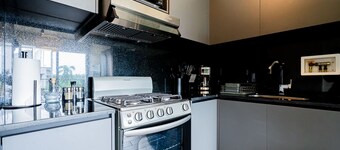 w Modern 2BR w Great Deco in Centriqo
