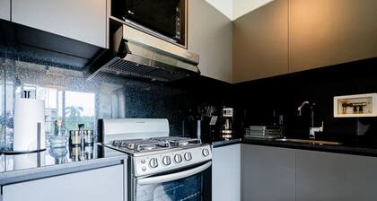 w Modern 2BR w Great Deco in Centriqo