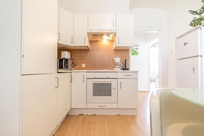 Frigorífico, microondas, horno y placa de cocina