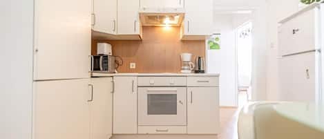 冷蔵庫、電子レンジ、オーブン、コンロ