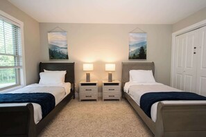 3 bedrooms, desk, iron/ironing board, WiFi - 3BR Retreat | Ensuite Baths + Fire Pit (Arden)