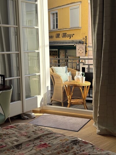 Large vacation apartment with balcony in the middle of the old town with a view of Lake Traunsee