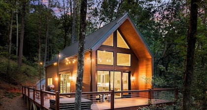 The Springer Cabin - Luxury Mountain Cabin - Pickleball - Hot Tub - King Beds - < 30 Minutes to Helen