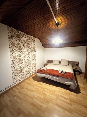 3 bedrooms, iron/ironing board, travel cot, free WiFi